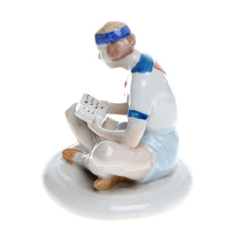 Статуэтка "Пионер, читающий книгу". Фарфор, роспись. Городницкий фарфоровый завод, СССР, 1920-34 гг.