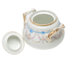 Сахарница. Фарфор, полихромная роспись, золочение. Фабрика братьев Корниловых в Санкт-Петербурге. Российская империя, 1861 - 1884 гг.