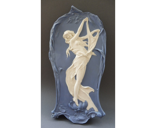 Декоративный настенный рельеф "Девушка-цветок" в стиле модерн (арт нуво). Фарфор, бисквит. Богемия, начало XX века