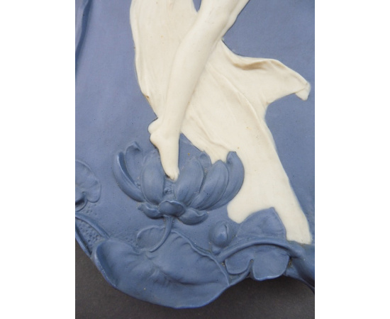 Декоративный настенный рельеф "Девушка-цветок" в стиле модерн (арт нуво). Фарфор, бисквит. Богемия, начало XX века