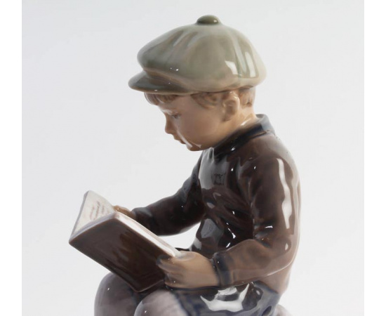 Статуэтка ЧИТАЮЩИЙ МАЛЬЧИК. Фарфор, роспись. Дания, Dahl Jensen DJ Copenhagen Denmark, около 1935 года