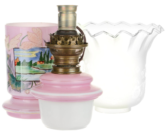 Настольная лампа (переделка из керосиновой) с оригинальным плафоном. Металл, стекло, роспись эмалевыми красками, обсыпка. Западная Европ